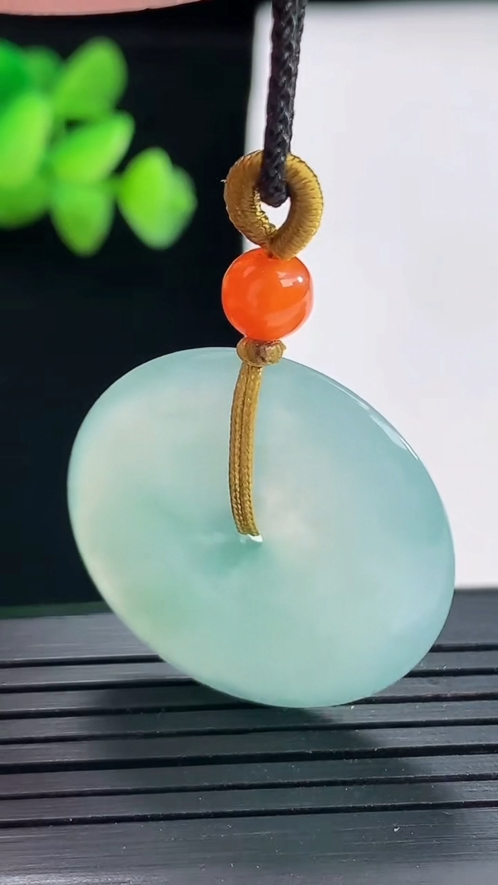 天然A货翡翠平安扣吊坠，尺寸29-5重量:9.15g
4月25日