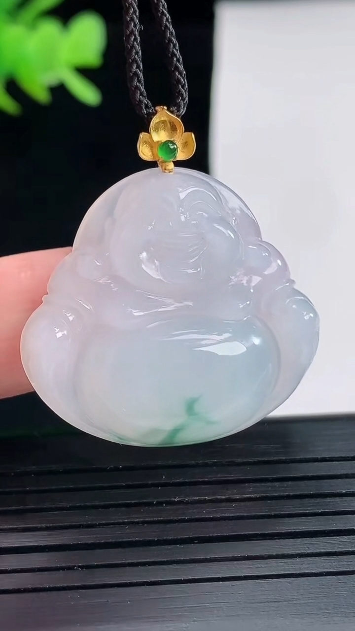 天然A货翡翠种飘花佛公吊坠，尺寸29-32-5.5重量:8.23g
4月25日