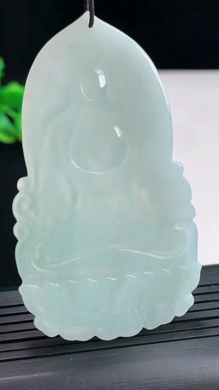 天然A货翡翠大势至菩萨吊坠，尺寸70-40-5.5重量:33.81g
4月25日