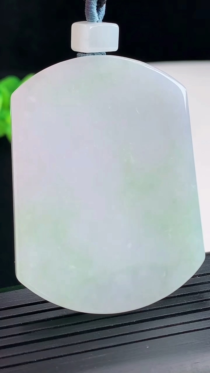 天然A货翡翠春带彩 紫罗兰无事牌吊坠，尺寸54-41-5.5重量:37.98g
4月25日