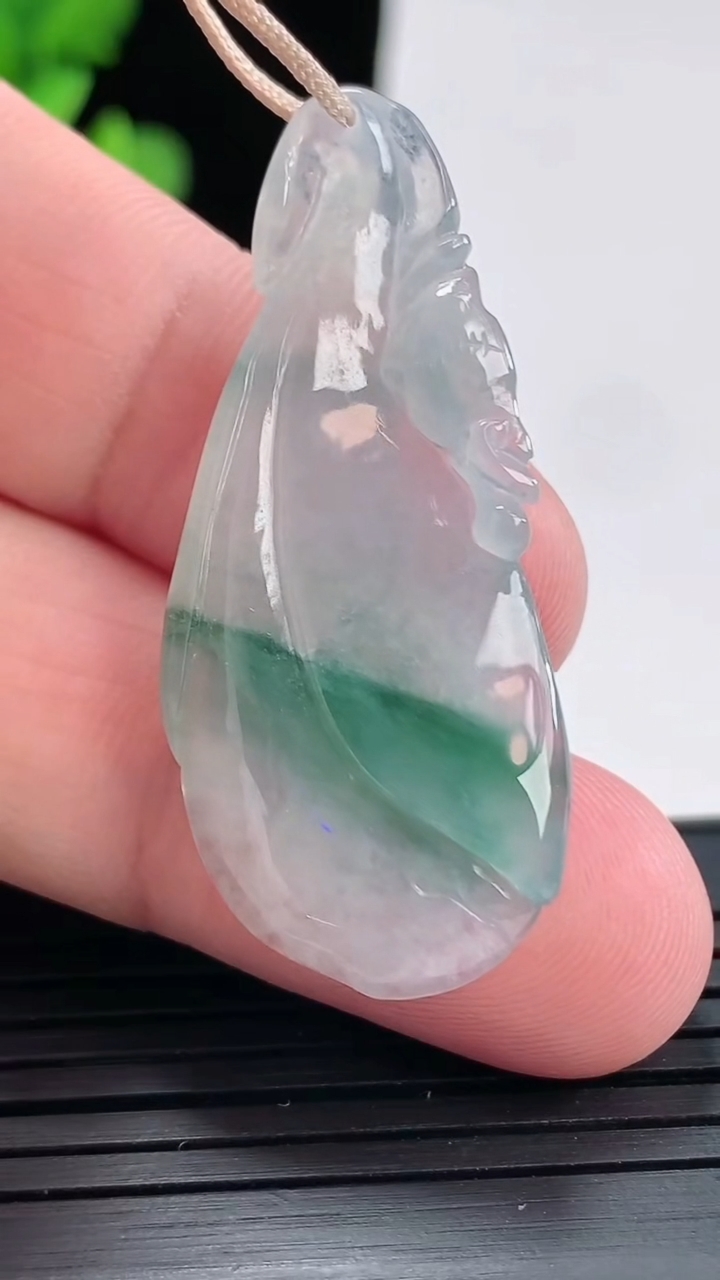 天然A货翡翠飘花玉兰花吊坠，尺寸43.5-19.2-5.5重量:6.25g
4月25日