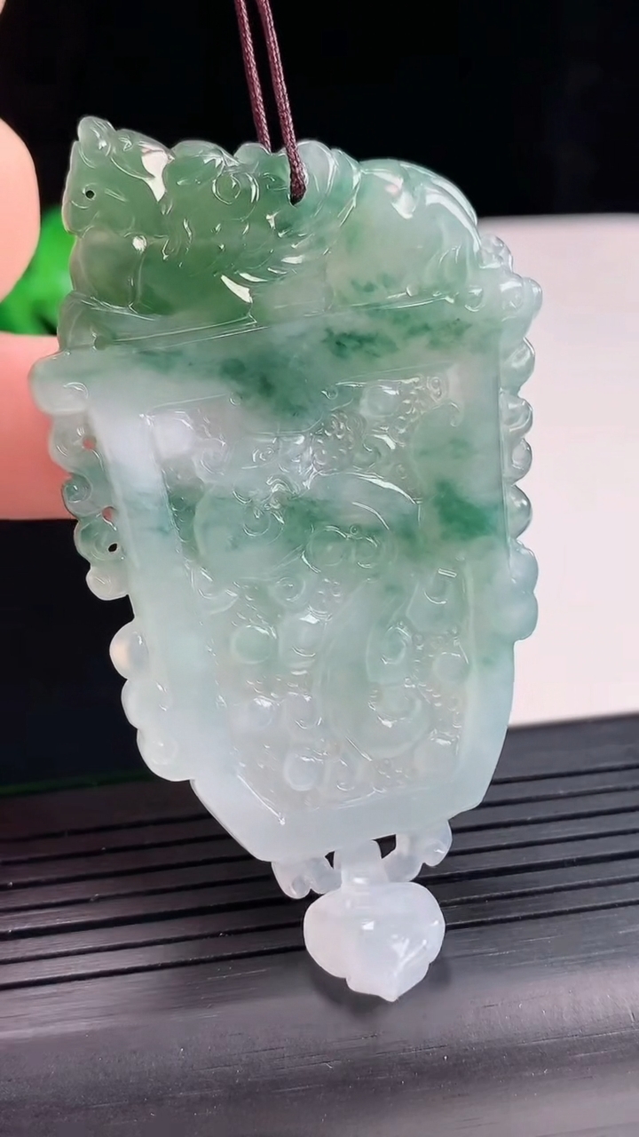 天然A货翡翠飘花仿古龙牌吊坠，尺寸63.5-40.6-5重量:28.68g
4月25日