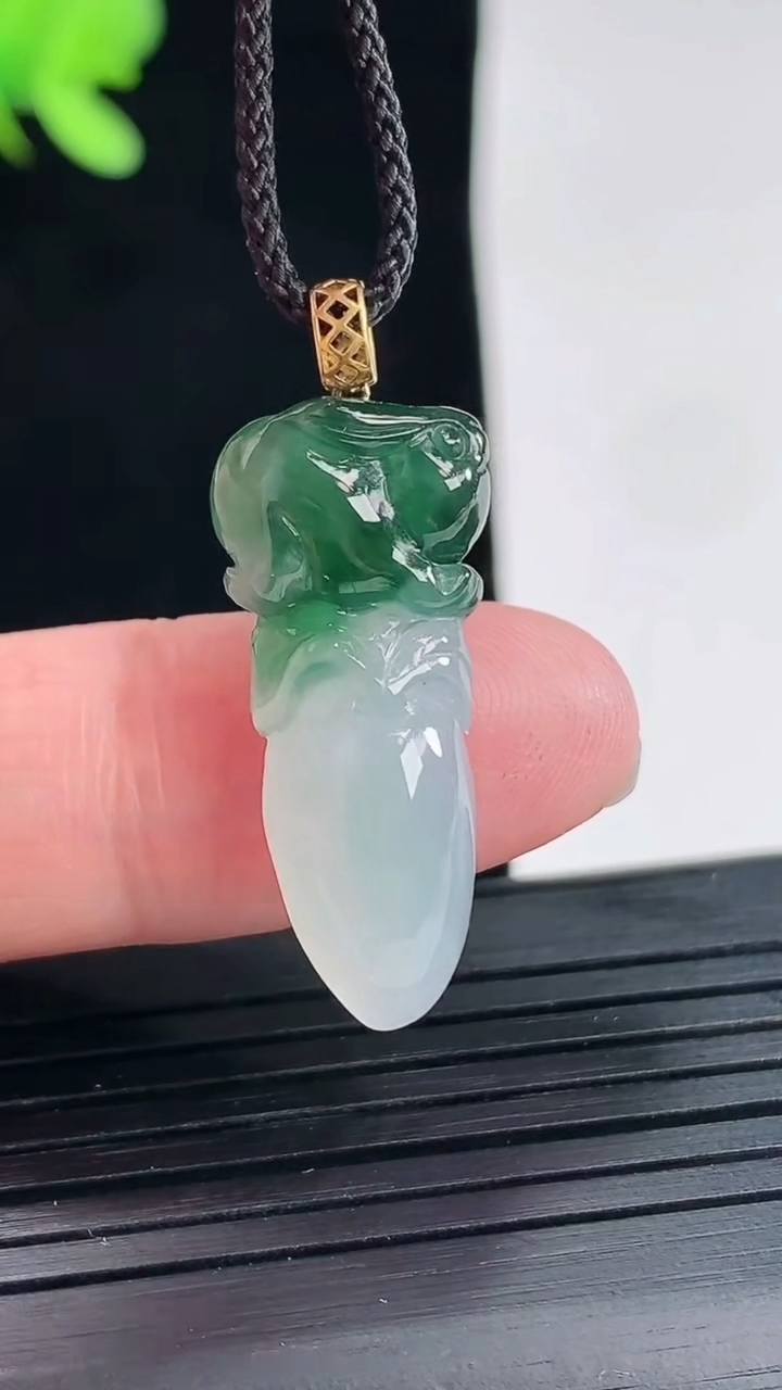 天然A货翡翠18k金飘花生肖兔吊坠，尺寸27-12-6重量:3.45g
4月25日