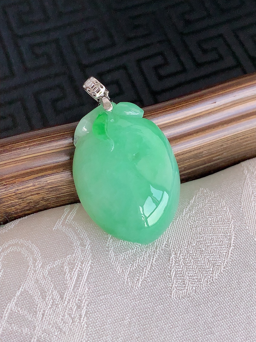 天然A货翡翠18K金扣头飘绿寿桃吊坠 
尺寸25.3-17.8-7.2mm 重量6.33g 0425