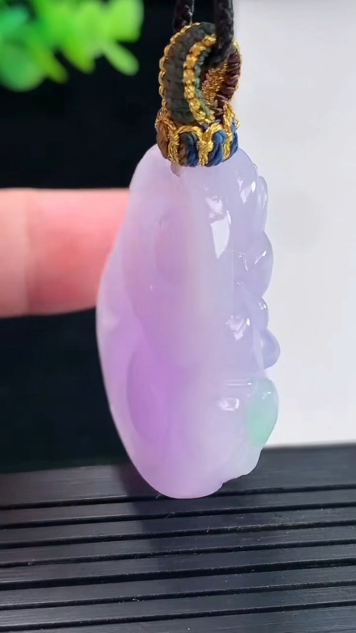 天然A货翡翠春带彩 紫罗兰佛公吊坠，尺寸36-33-12重量:23.65g
4月25日