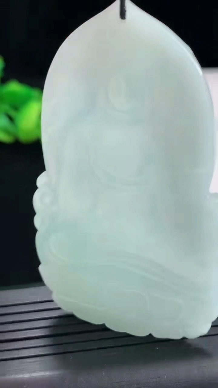 天然A货翡翠大势至菩萨吊坠，尺寸70-40-5.5重量:33.81g
4月25日