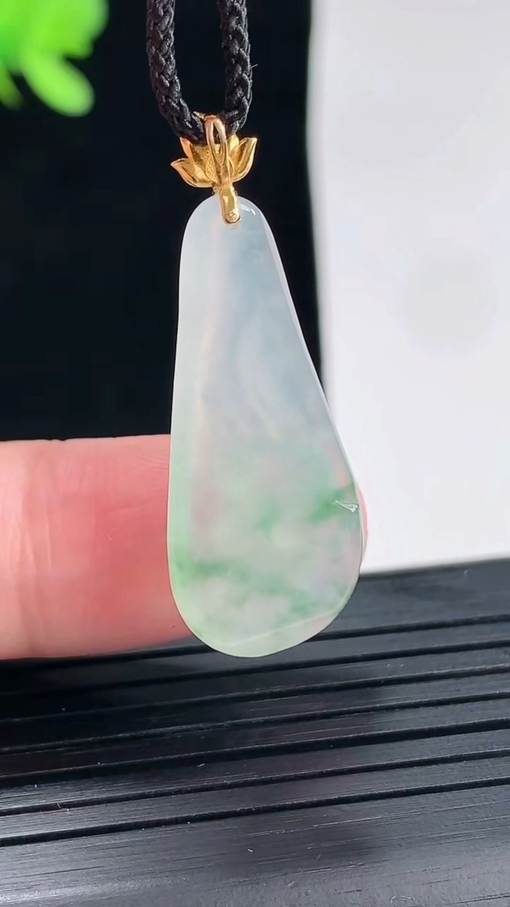 天然A货翡翠18k金飘花和和美美 荷花吊坠，尺寸28.6-12.5-6.6重量:3.39g
4月25日