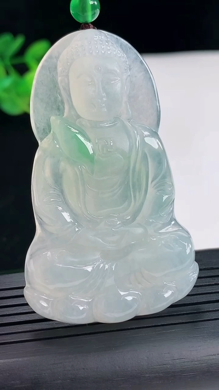 天然A货翡翠大日如来佛吊坠，尺寸61.6-38-6重量:26.93g
4月25日