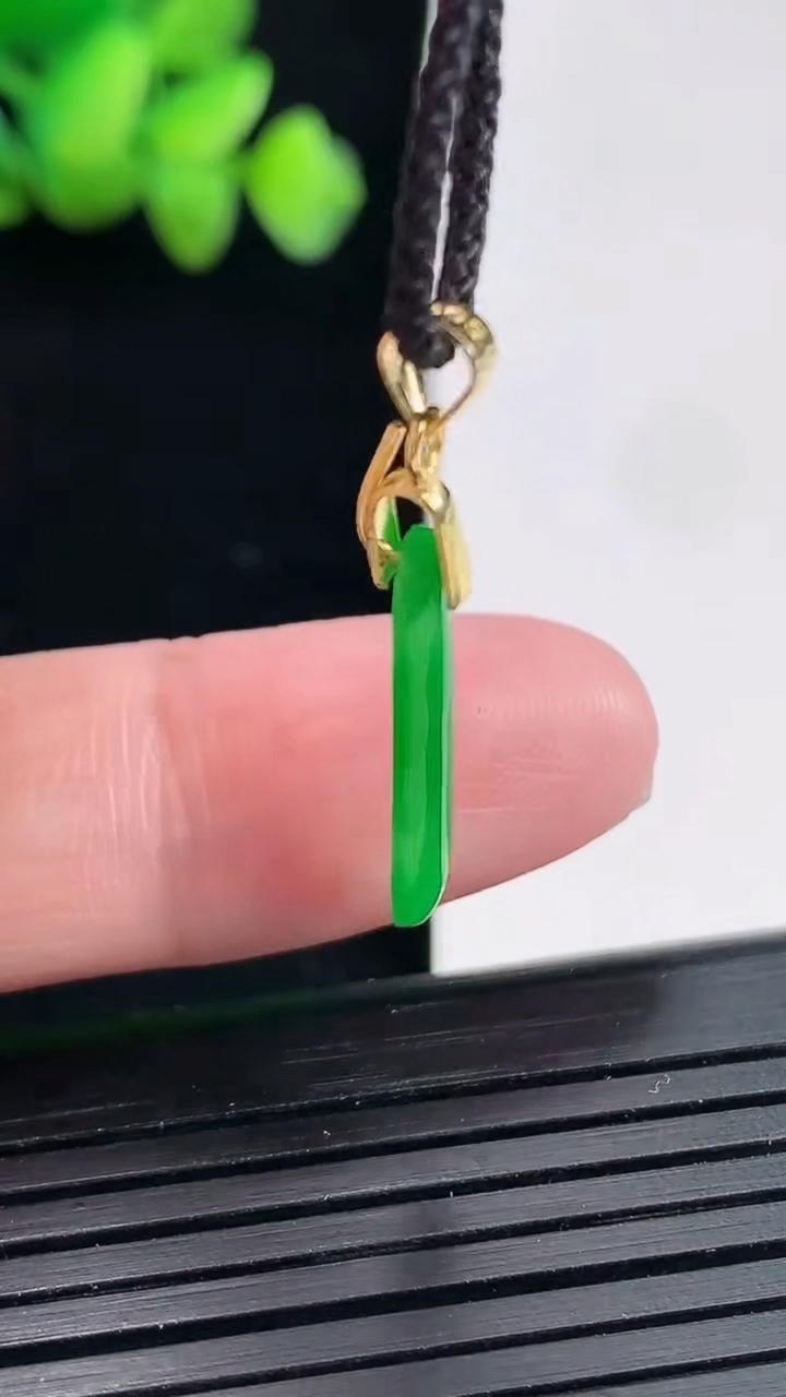 天然A货翡翠福瓜吊坠，尺寸81.7-4.9-1.8重:0.60g255
4月25日