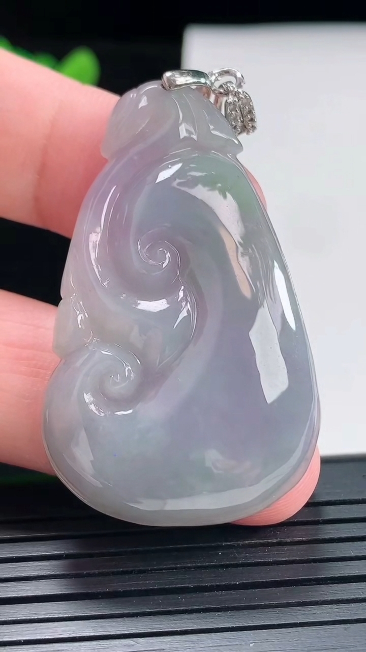 天然A货翡翠紫罗兰如意吊坠，尺寸45.5-29-7.6重量:19.50g
4月25日