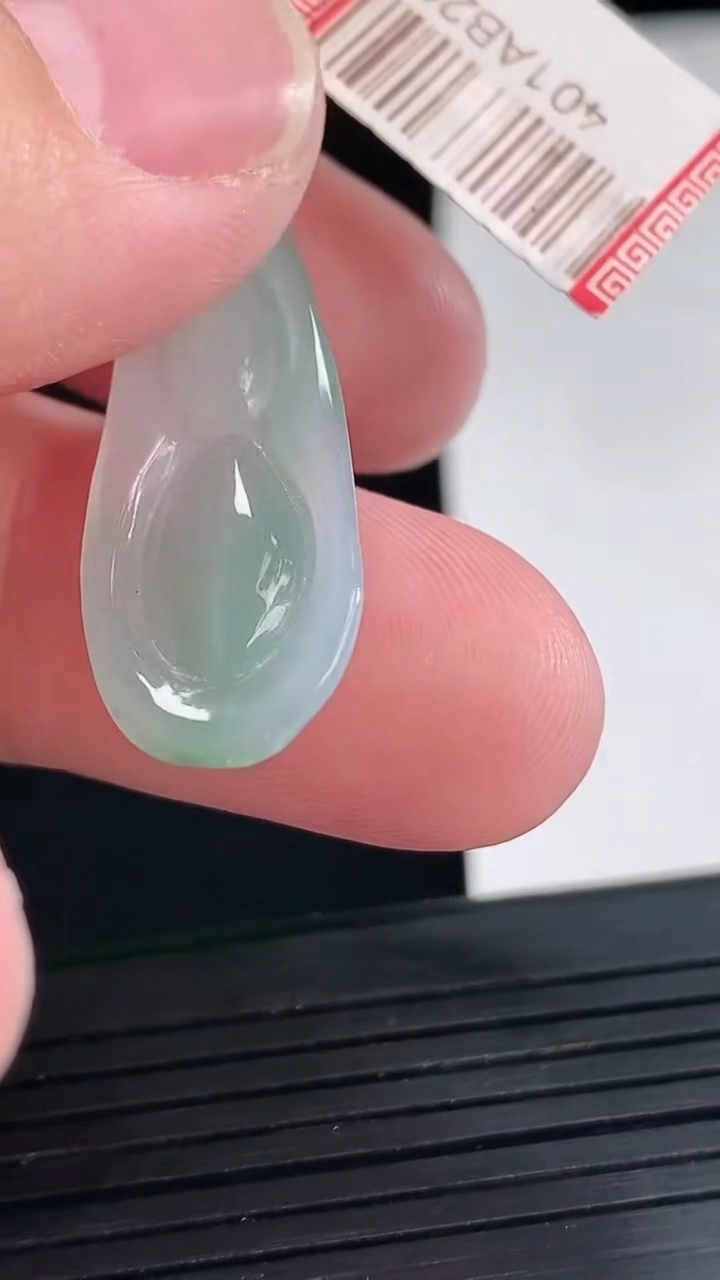 天然A货翡翠飘花福豆吊坠，尺寸37-11-6.5重量:4.76g
4月25日