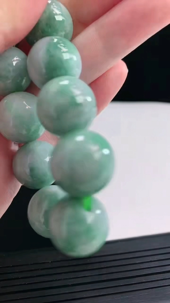 天然A货翡翠圆珠手串，尺寸16.6重:103.54g2294月25日
工厂直销收藏佳品,种好水足，色泽均匀，有种有色，上手高大气！
