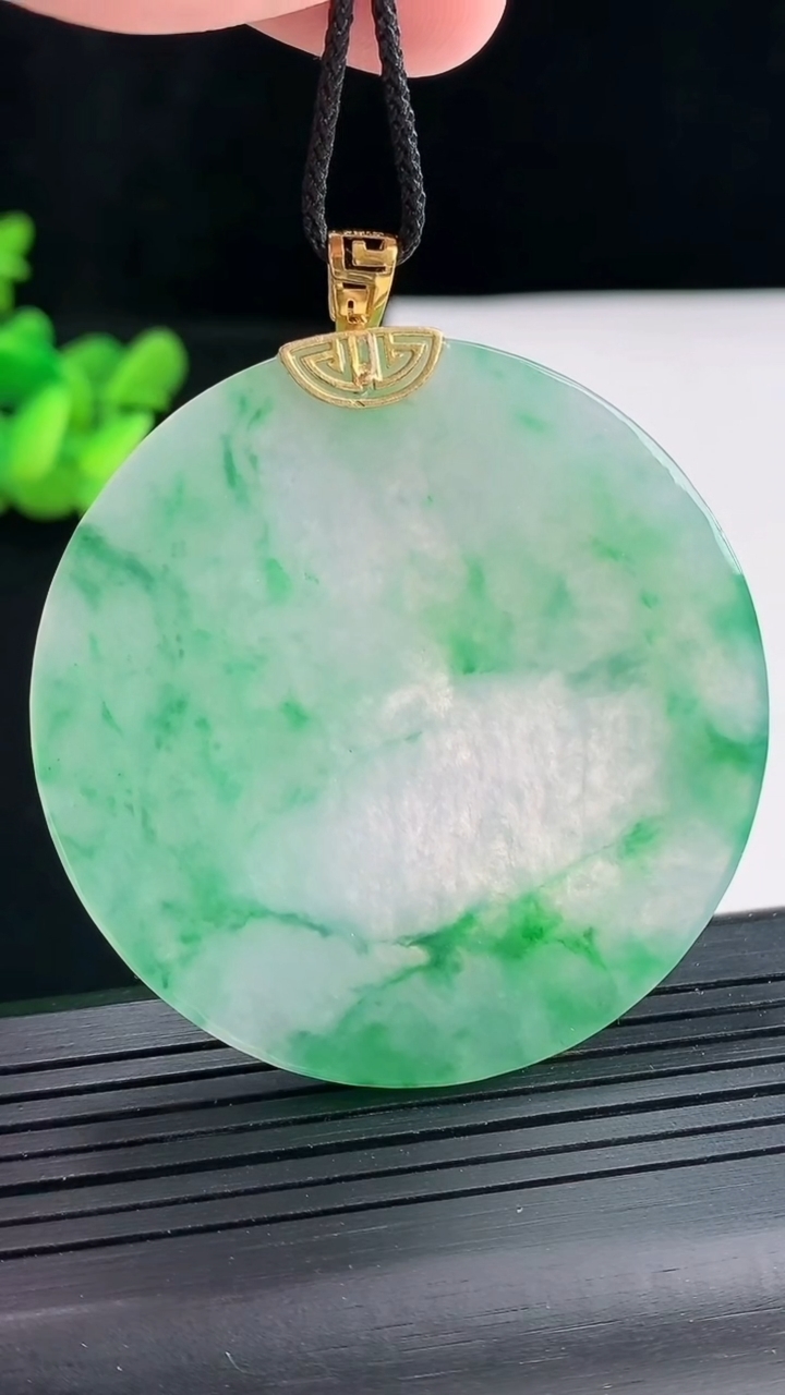 天然A货翡翠无事牌吊坠，尺寸52-3.5重量:26.76g
4月25日