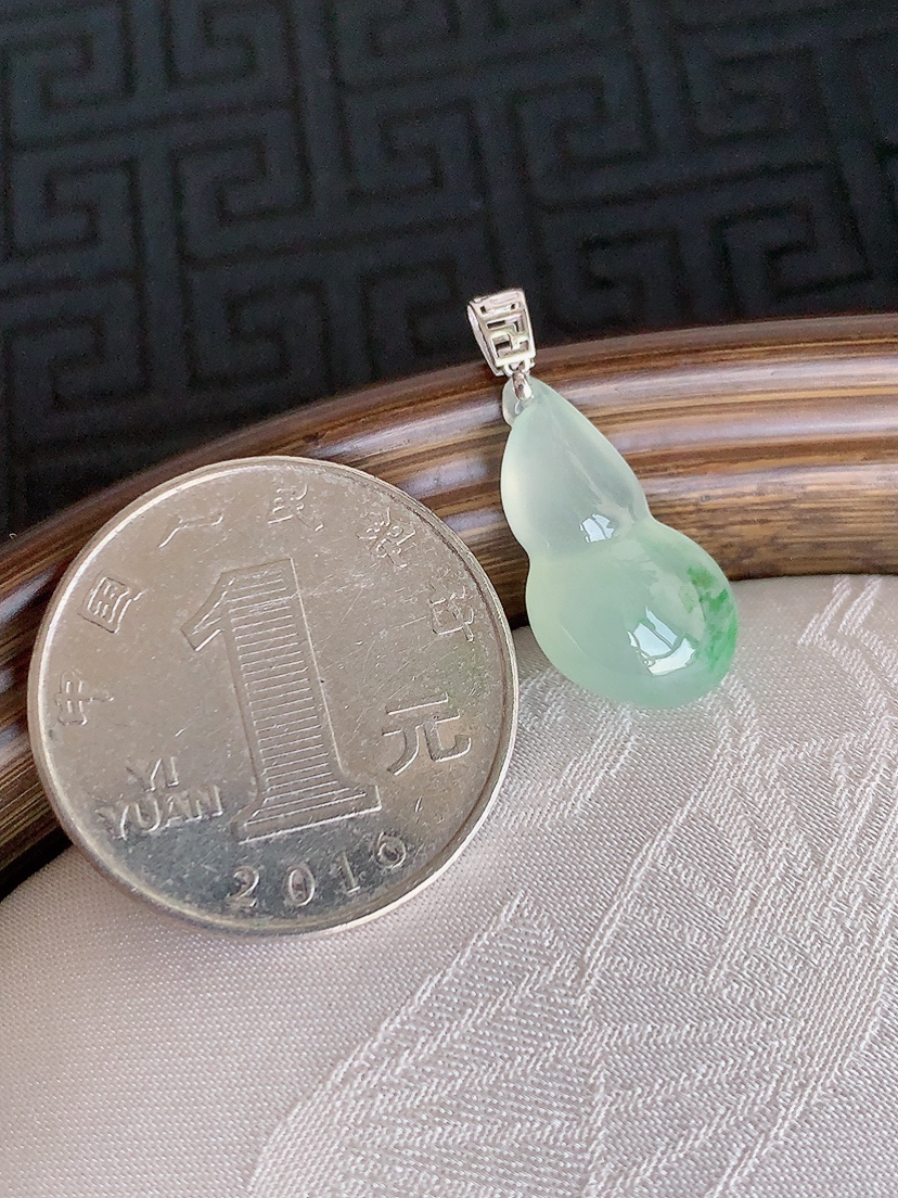天然A货翡翠18K金扣头飘绿葫芦吊坠 
尺寸19.3-10-6.4mm 重量1.96g 0425