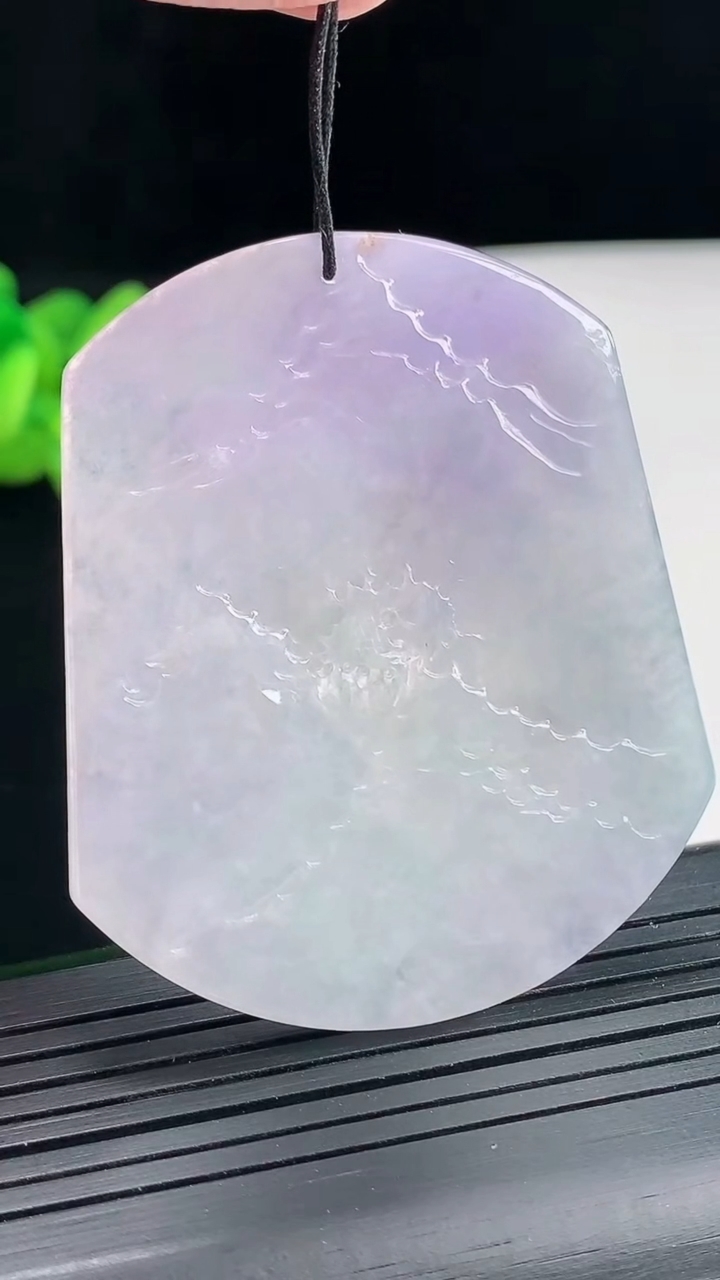 天然A货翡翠牌吊坠，尺寸54-45.6-3.5重量:19.29g
4月25日