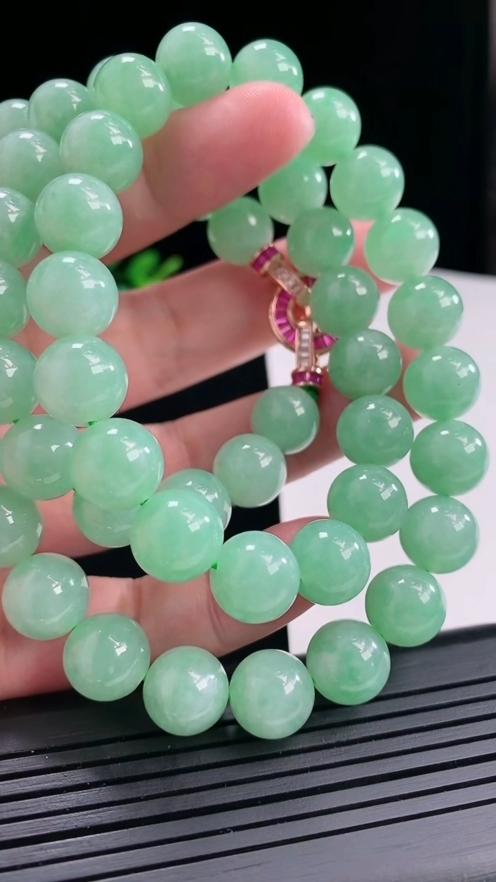 天然A货翡翠圆珠项链，尺寸11.5-54颗重量:143.53g
4月25日