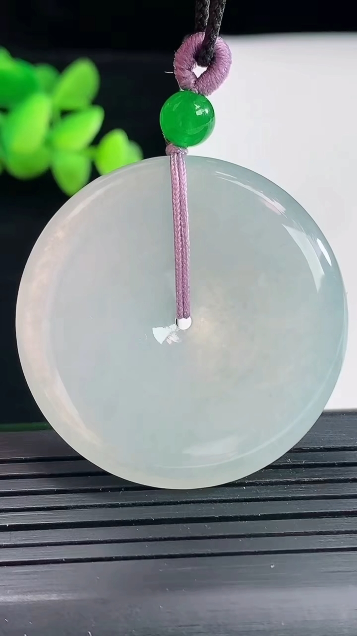 天然A货翡翠平安扣吊坠，尺寸39-5.8重量:28.09g
4月25日