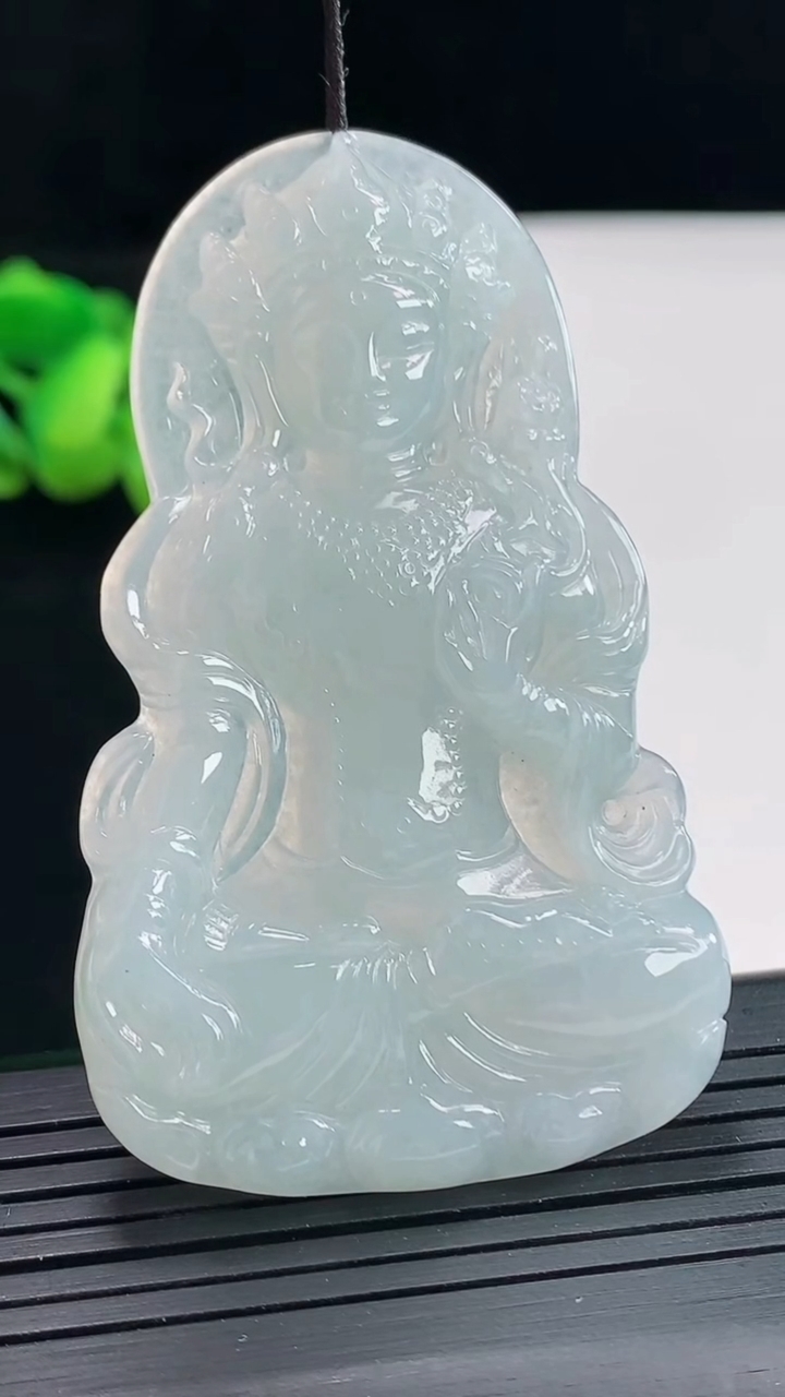 天然A货翡翠度母菩萨吊坠，尺寸62.6-38-5重量:22.33g
4月25日