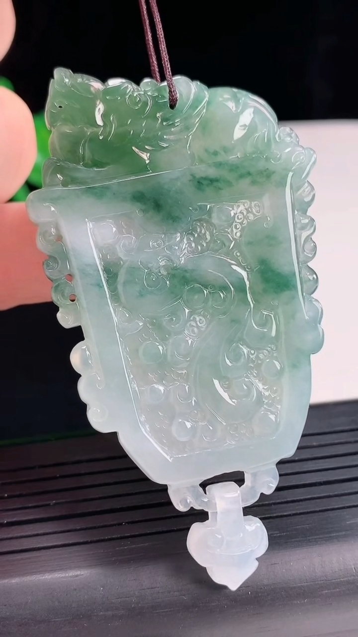 天然A货翡翠飘花仿古龙牌吊坠，尺寸63.5-40.6-5重量:28.68g
4月25日