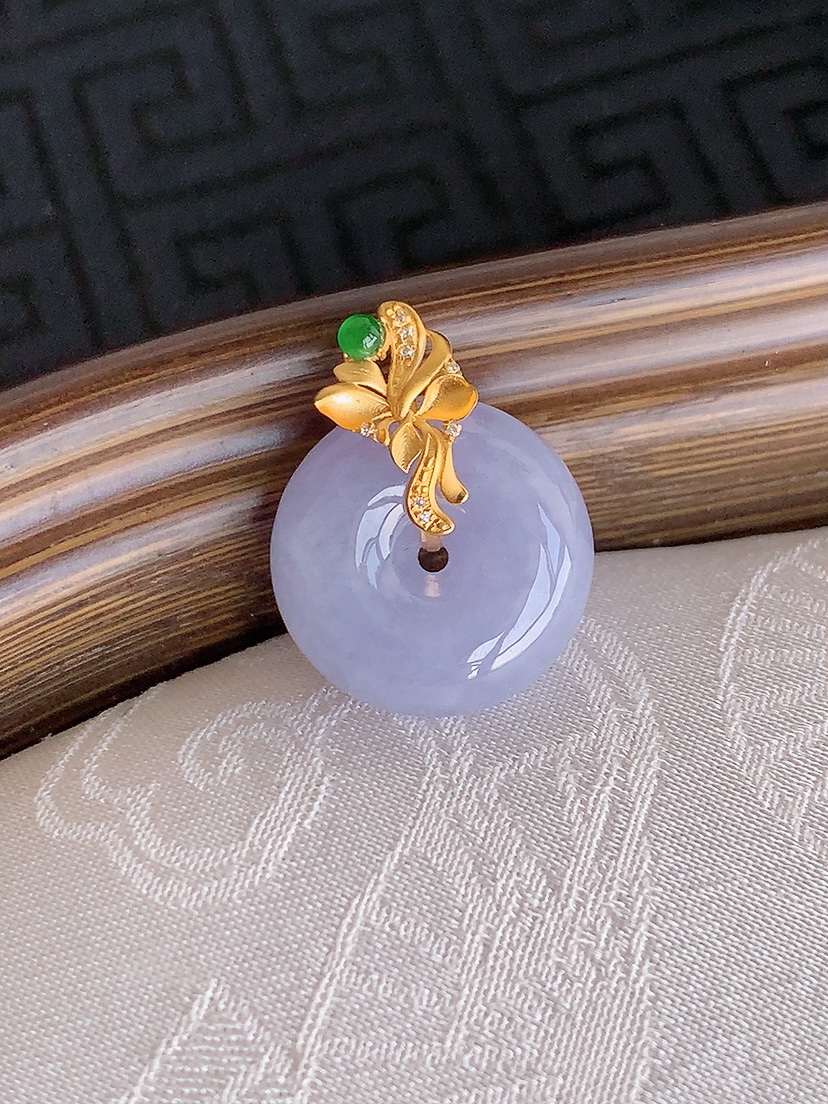 天然A货翡翠18K金镶嵌紫罗兰平安扣吊坠 
尺寸18.6-14.4-5.3mm 重量2.64g 04