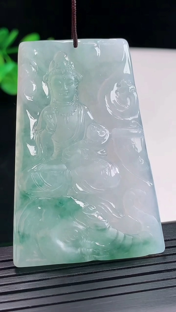 天然A货翡翠飘花普贤菩萨吊坠，尺寸58-39-4.6重量:25.16g
4月25日