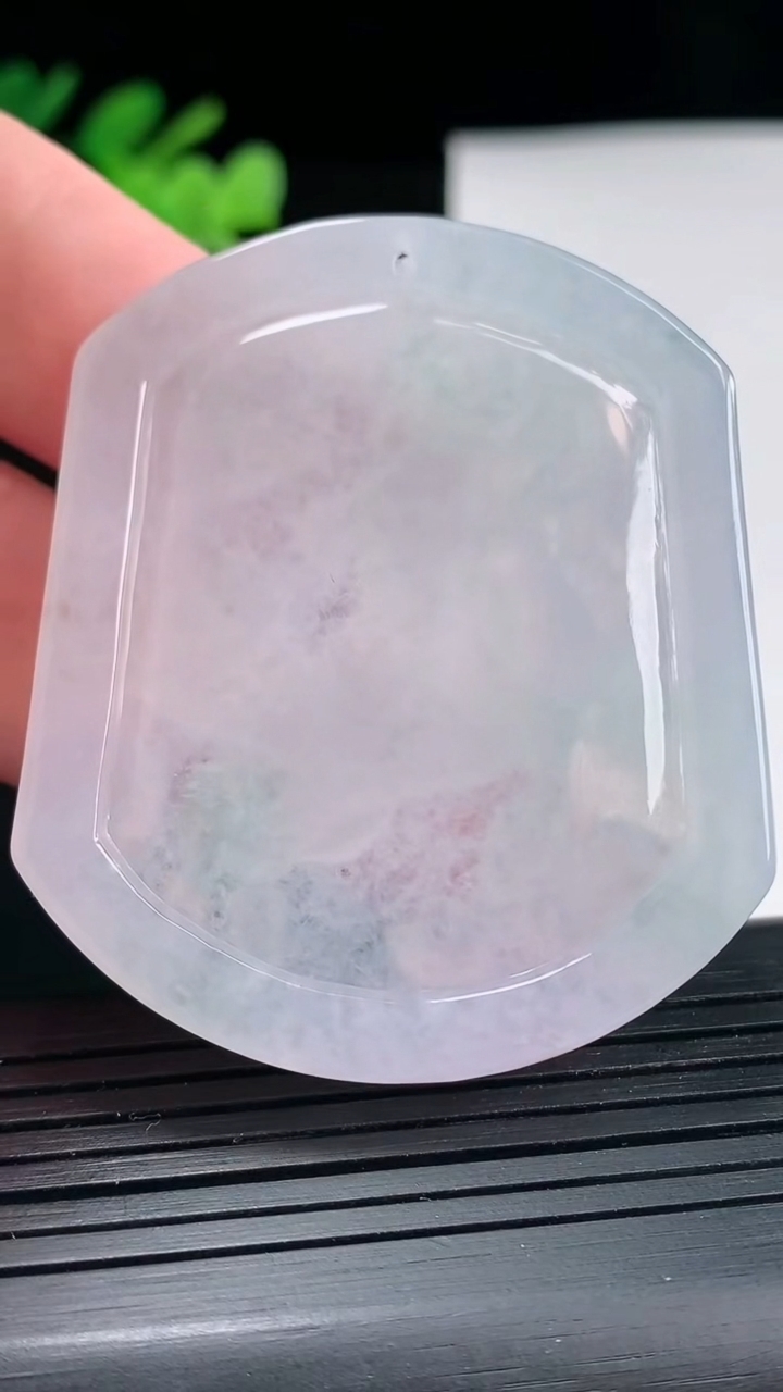 天然A货翡翠麒麟吊坠，尺寸53.6-45-5.5重量:28.19g
4月25日