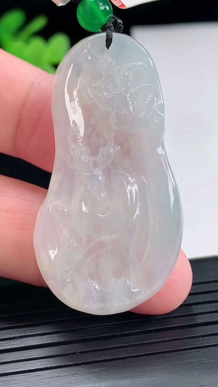 天然A货翡翠梅花鹿吊坠，尺寸48-25.6-5重量:13.22g
4月25日