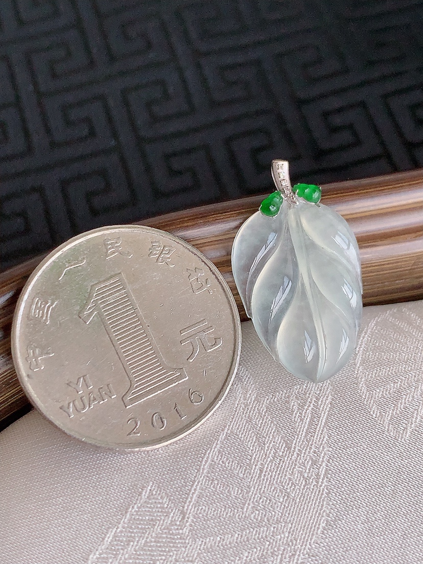 天然A货翡翠18K金镶嵌白冰白月光叶子金枝玉叶吊坠 
尺寸25.5-20.6-14.5-3.6mm 重量2.06g 0425