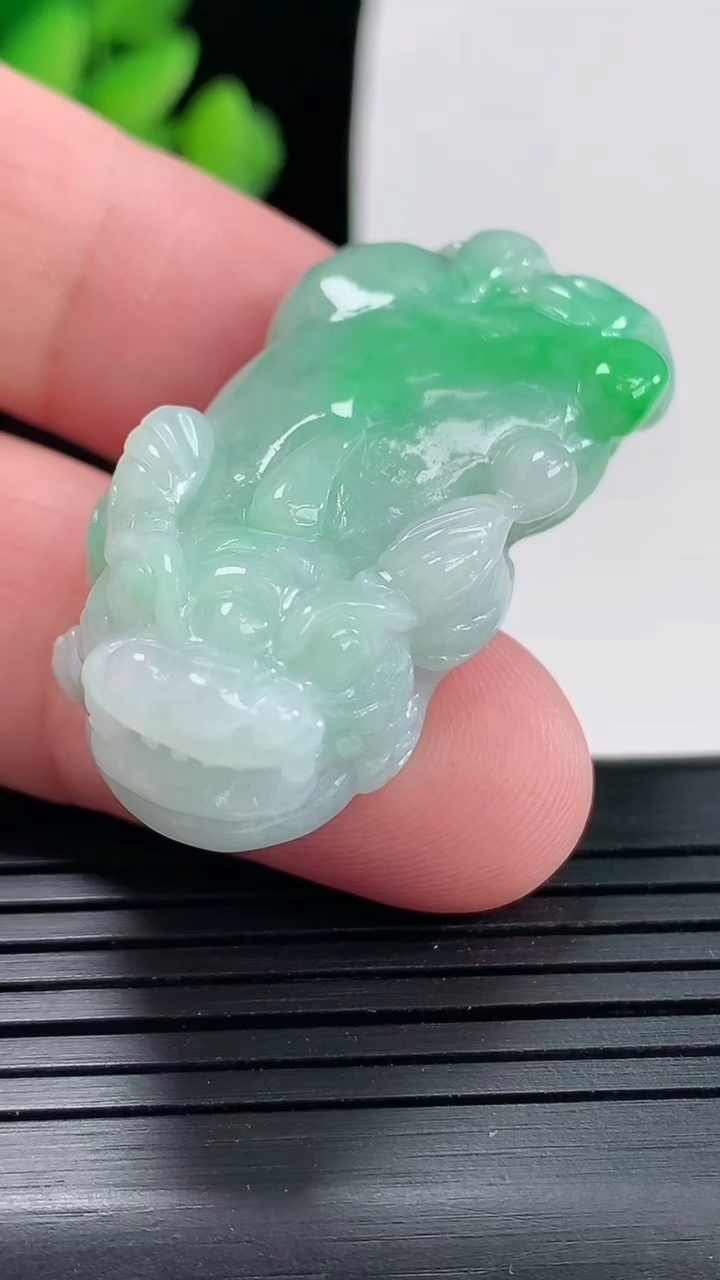 天然A货翡翠貔貅吊坠，尺寸42-18.6-15重量:18.85g
4月25日