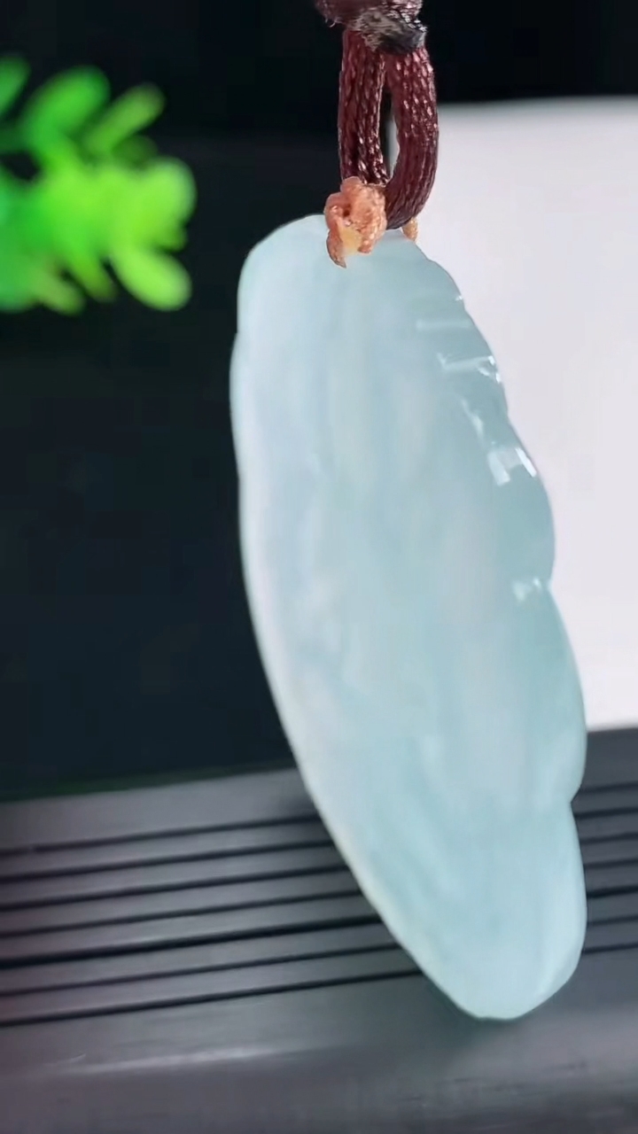 天然A货翡翠虚空藏菩萨吊坠，尺寸50-42.5-5.6重量:25.08g
4月25日