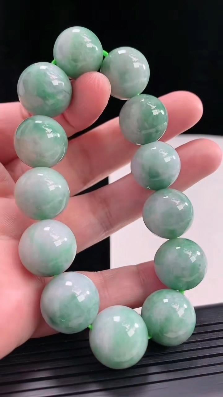 天然A货翡翠圆珠手串，尺寸16.6重:103.54g2294月25日
工厂直销收藏佳品,种好水足，色泽均匀，有种有色，上手高大气！