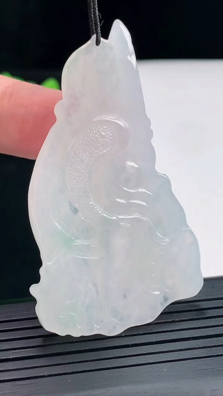 天然A货翡翠御龙不动明王吊坠，尺寸62-36-5.8重量:20.34g
4月25日