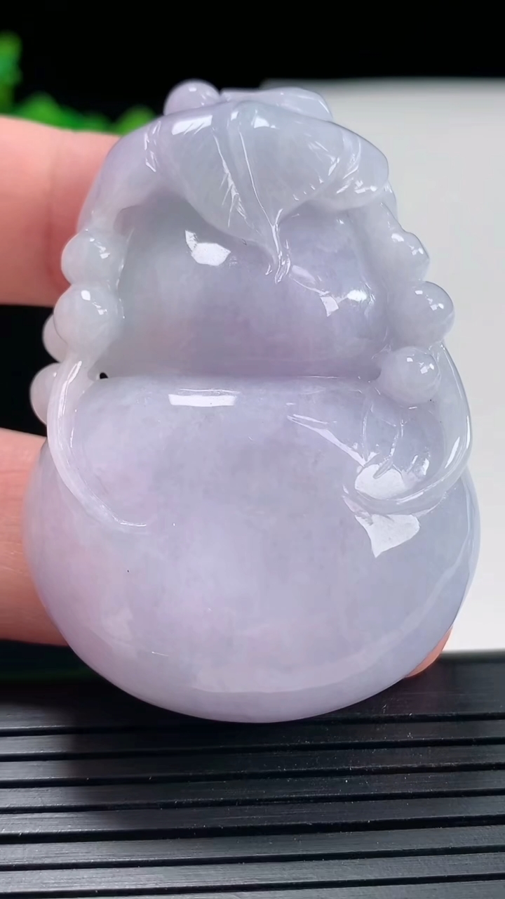 天然A货翡翠紫罗兰葫芦吊坠，尺寸55.8-39-12.5重量:55.47g
4月25日