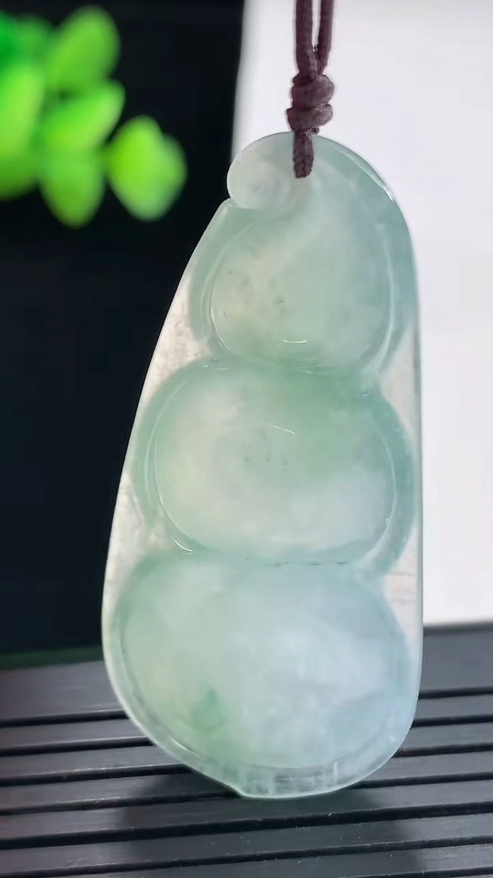 天然A货翡翠飘花福豆吊坠，尺寸44.5-21-6重量:10.30g
4月25日