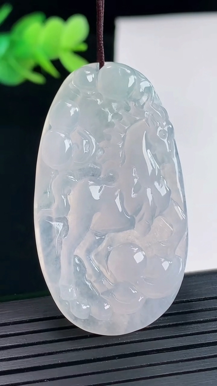 天然A货翡翠生肖马吊坠，尺寸49-27-4重量:10.88g
4月25日