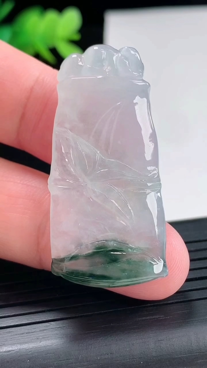 天然A货翡翠冰种飘花节节高升 竹节吊坠，尺寸43.6-20.5-4.8重量:9.46g
4月25日