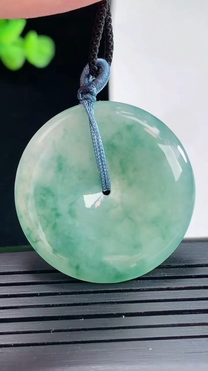 天然A货翡翠飘花平安扣吊坠，尺寸33-5.2重量:12.52g
4月25日