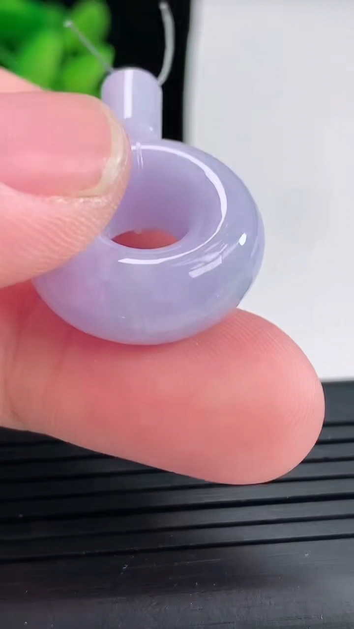 天然A货翡翠紫罗兰平安环吊坠尺寸21.5-9.6重量:8.71g
4月25日