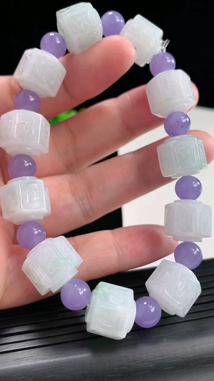 天然A货翡翠飘花六字真言路路通手串，尺寸12-13-11颗重量:60.80g4月25日
工厂直销收藏佳品,种好水足，色泽均匀，有种有色，上手高大气！