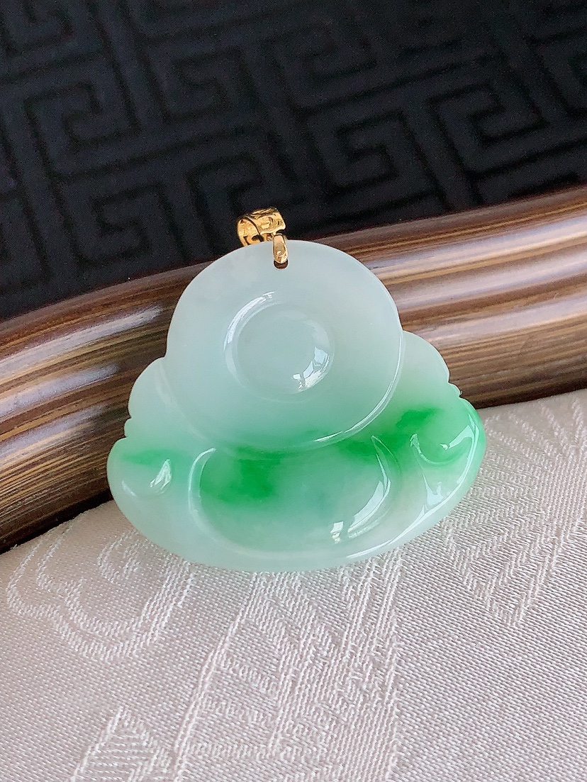 天然A货翡翠18K金扣头飘阳绿佛公吊坠 
尺寸22.8-26.2-6mm 重量5.86g 0425