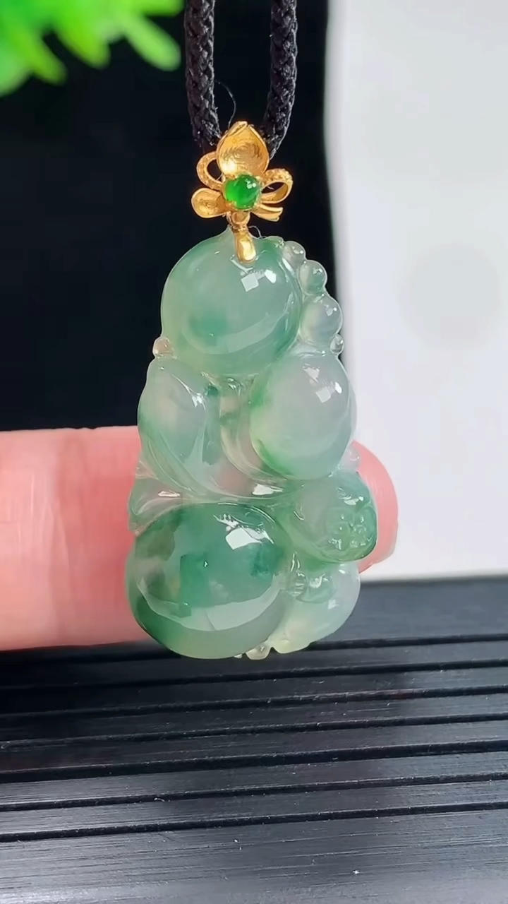 天然A货翡翠种飘花生肖猴吊坠，尺寸29-16.5-5重量:4.02g
4月25日