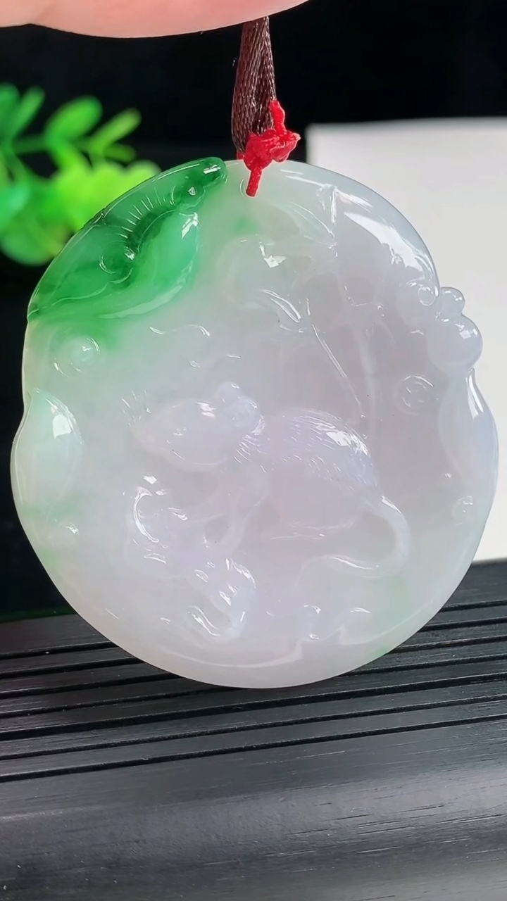 天然A货翡翠生肖鼠吊坠，尺寸50-48.2-5重量:26.96g
4月25日