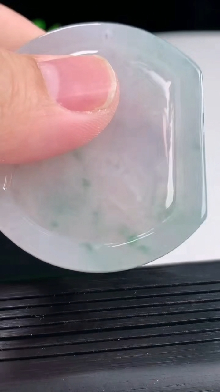 天然A货翡翠飘花生肖羊吊坠，尺寸50-42.2-5.2重量:23.09g
4月25日