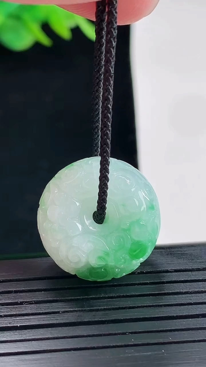 天然A货翡翠雕花路路通吊坠，尺寸19.5-11重量:8.49g
4月25日