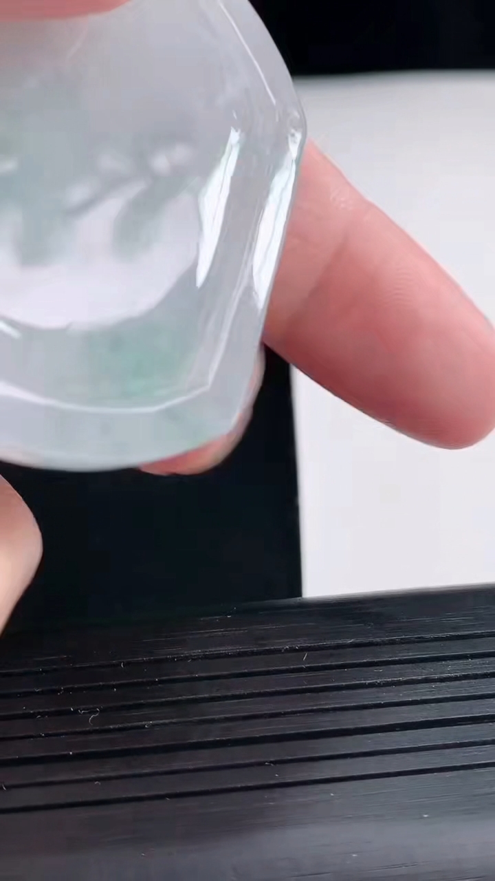 天然A货翡翠生肖鸡吊坠，尺寸50.5-42.8-5.6重量:26.09g
4月25日