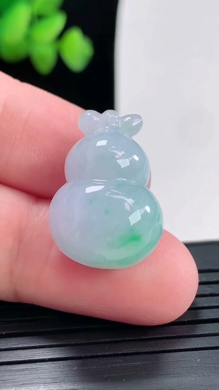 天然A货翡翠春带彩 紫罗兰葫芦吊坠尺寸23-16.6-12重量:7.42g
4月25日