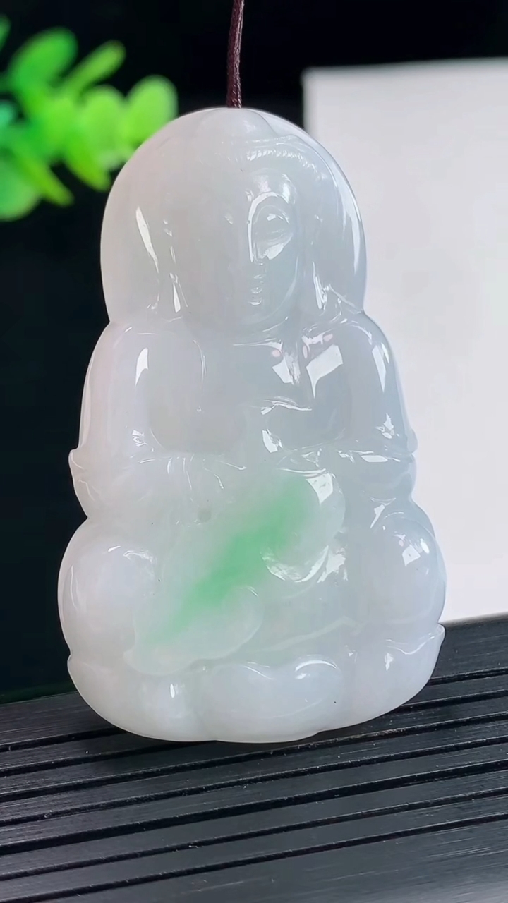 天然A货翡翠正装观音吊坠，尺寸52.5-32-8重量:22.60g
4月25日