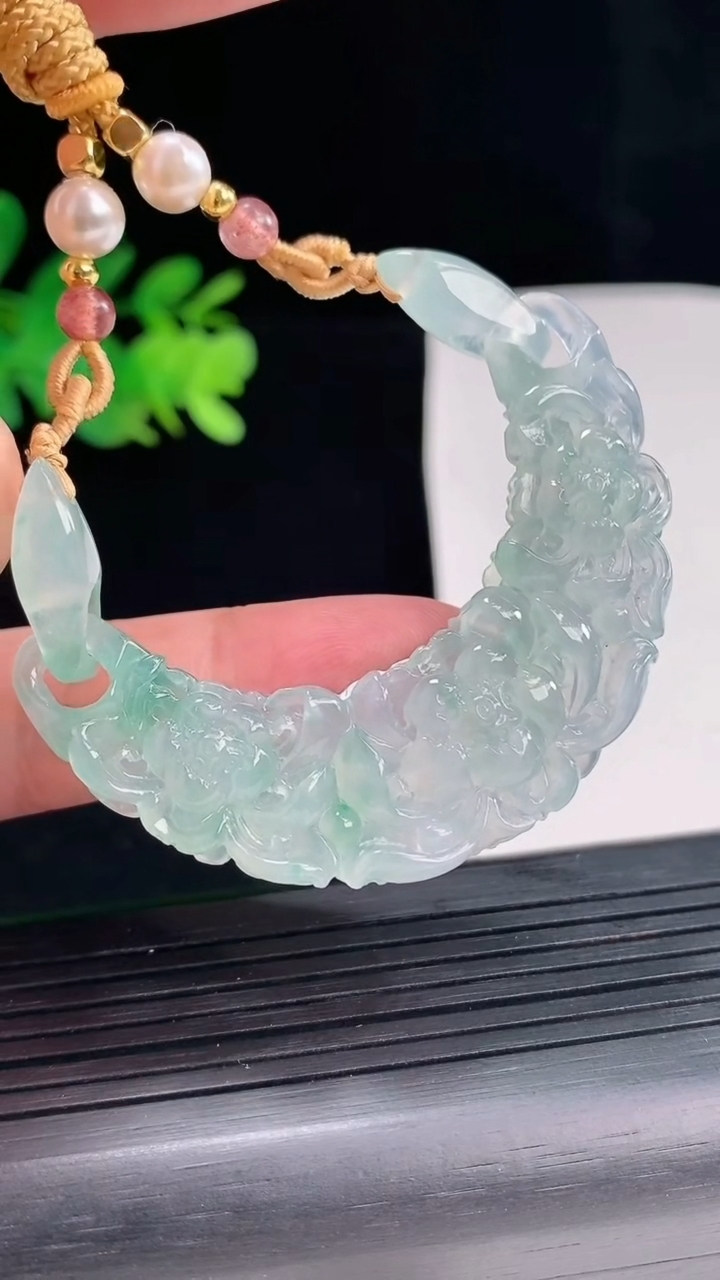 天然A货翡翠和和美美 荷花吊坠，尺寸56-18-4.6重量:16.99g
4月25日