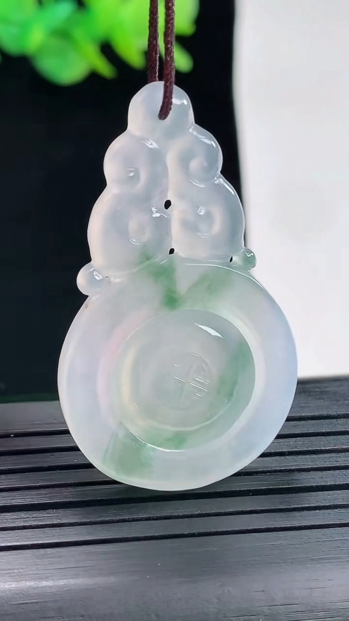 天然A货翡翠时来运转吊坠，尺寸42-25-3.6重量:7.72g
4月25日