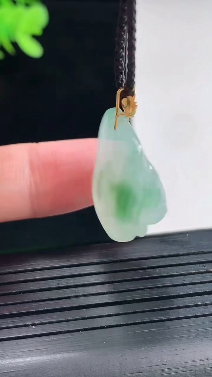 天然A货翡翠18k金飘花和和美美荷花吊坠，尺寸22-17.6-9.5重量:6.71g
4月25日